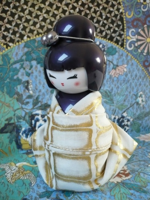 Kokeshi Pupa con Furoshiki a Kimono